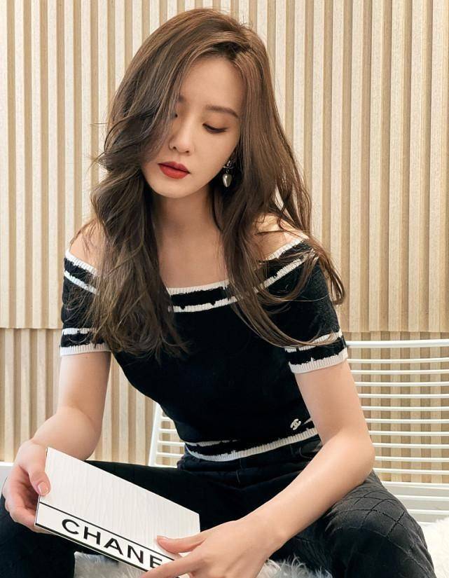 刘诗诗穿黑色扮成熟，优雅自信的样子太迷人