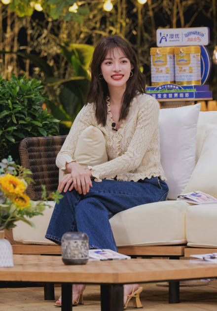钟楚曦“法式刘海”自带浪漫感,甜美得像邻家姐姐