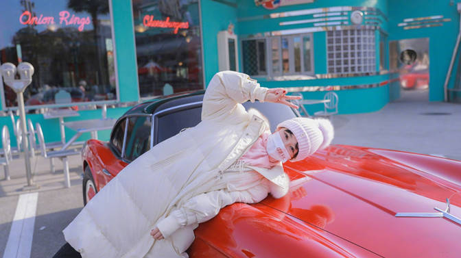 杨紫穿蝴蝶结上衣戴发箍在线求约会妆容,入戏太深太可爱