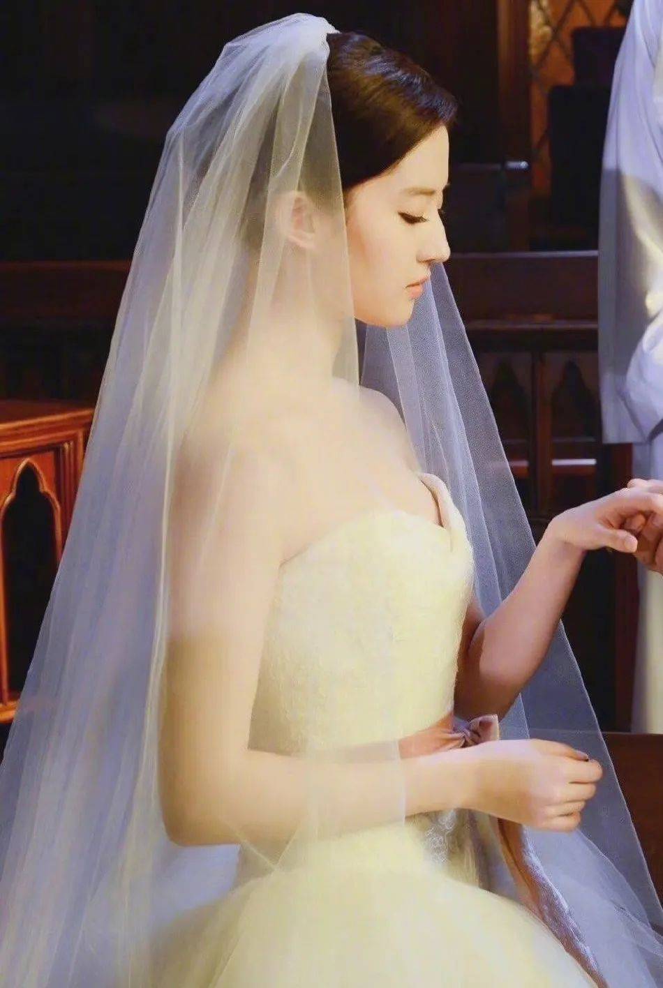 刘亦菲婚纱造型美若天仙！魅力不可小觑