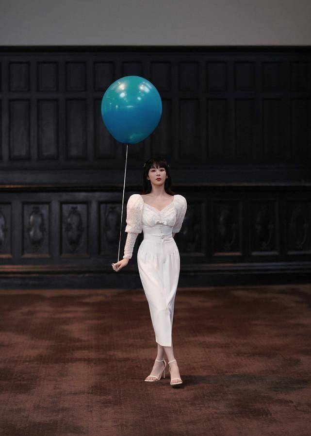 杨紫泡泡袖裙显出清纯少女味,气质太好了