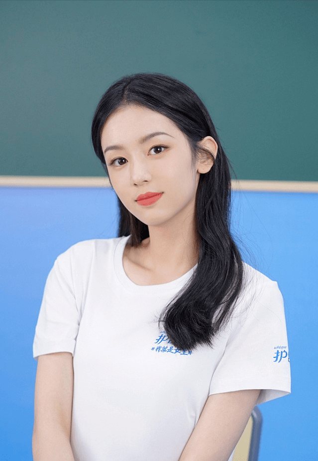 周也穿白T恤配百褶裙，十分清纯打扮像青春美少女 时尚 第2张