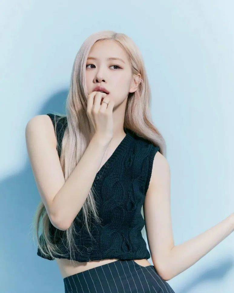 韩国女星朴彩英大秀小蛮腰!大长腿性感撩人