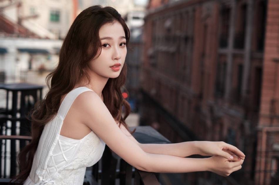 虞书欣穿白色长裙温柔甜美!青春靓丽美的令人心动