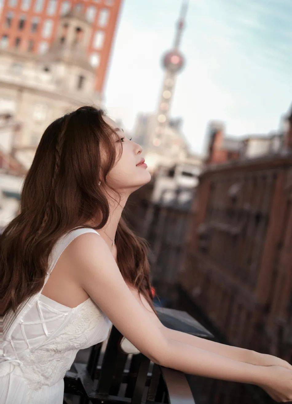 虞书欣穿白色长裙温柔甜美!青春靓丽美的令人心动