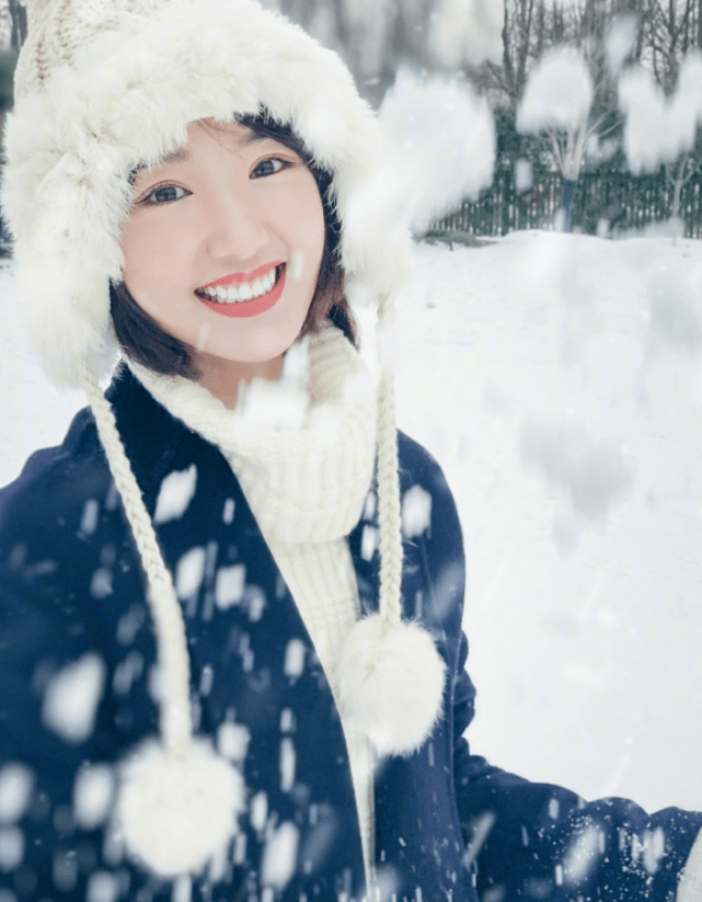 毛晓彤把长筒袜当裤子穿，却还能有“电线”效果的，太美了