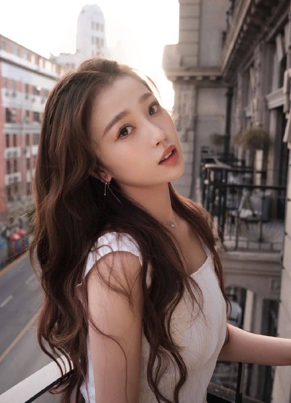 虞书欣穿白色长裙温柔甜美!青春靓丽美的令人心动