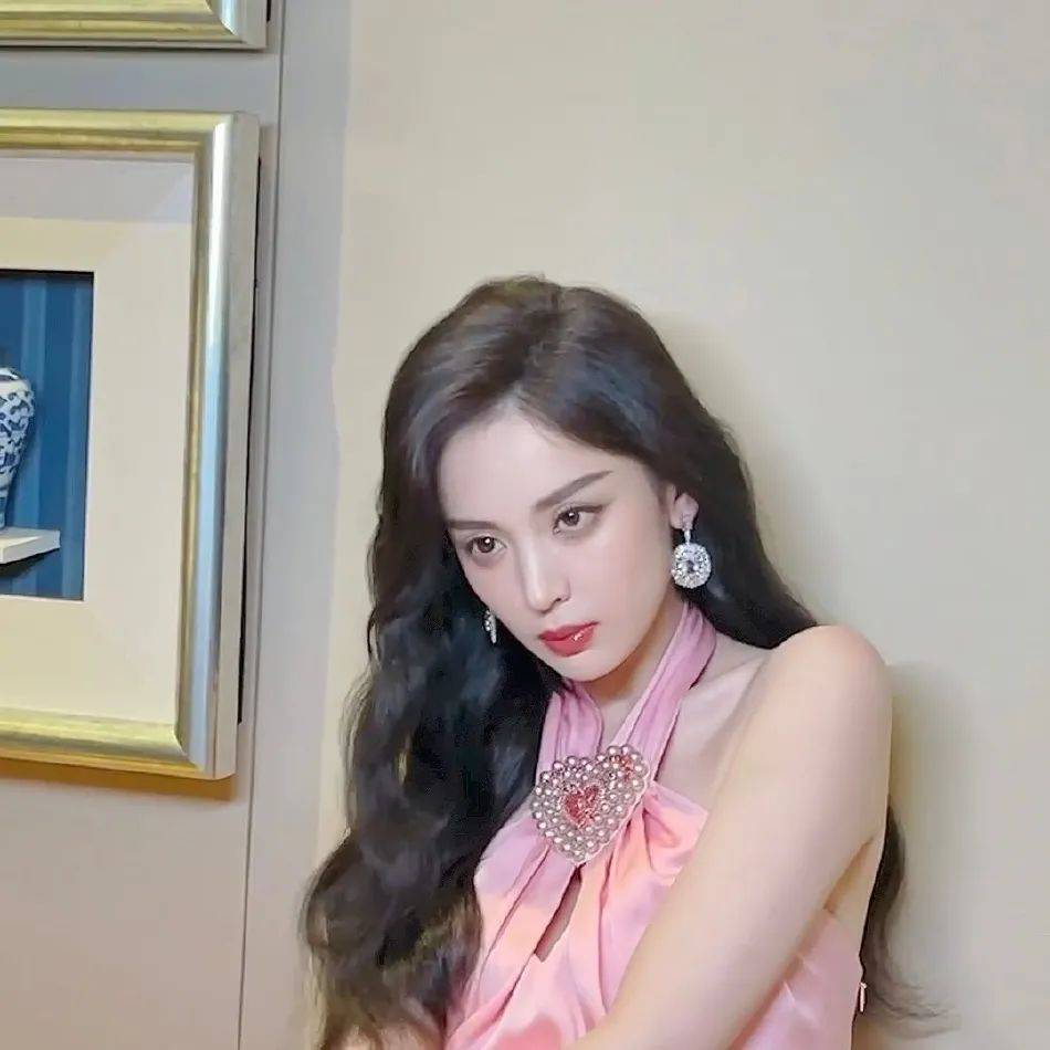 古力娜扎写真太漂亮！肤白貌美大秀美背太性感火辣