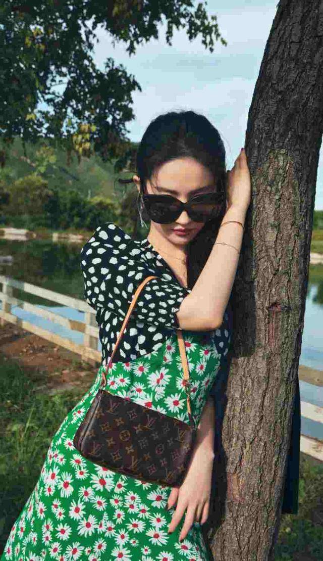 刘亦菲拼接碎花裙穿出大牌范，一般人驾驭不了