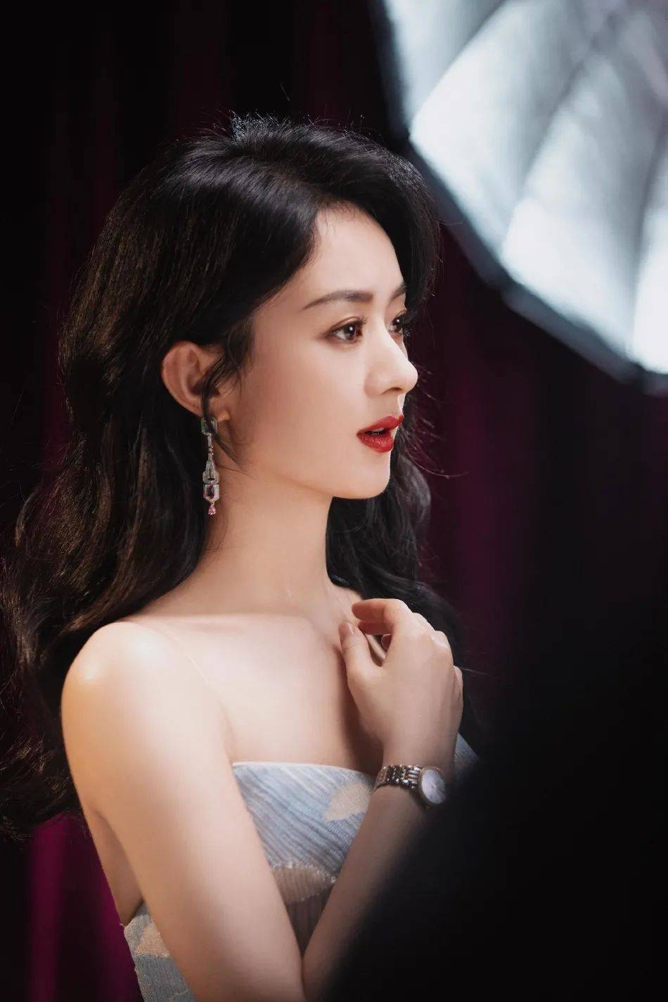 赵丽颖穿蓝色抹胸连衣裙！清丽脱俗美艳动人