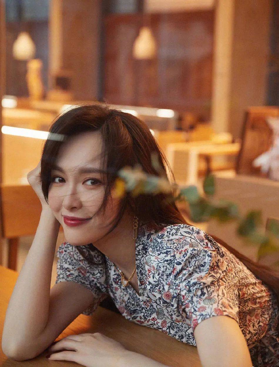 唐嫣穿泡泡袖碎花裙优雅甜美！温婉大方女人味十足 时尚 第1张