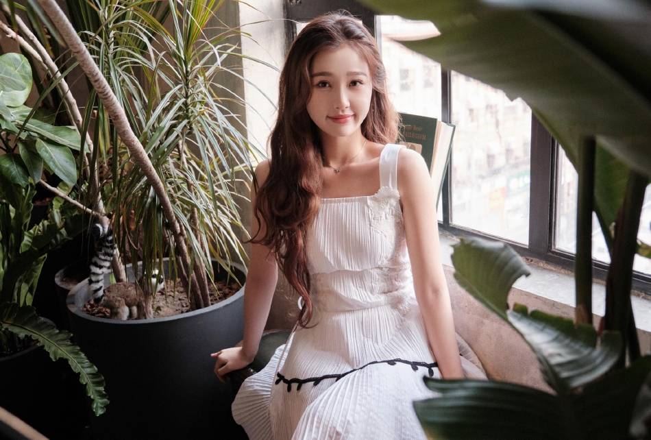 虞书欣穿白色长裙温柔甜美!青春靓丽美的令人心动