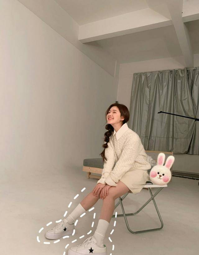 赵露思为什么这么甜?穿米色衬衫外套搭短裙出镜活力满满