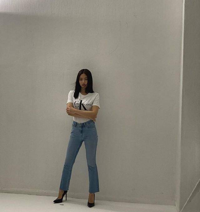 Jennie穿背带紧身裙出镜，秀直角肩优雅迷人