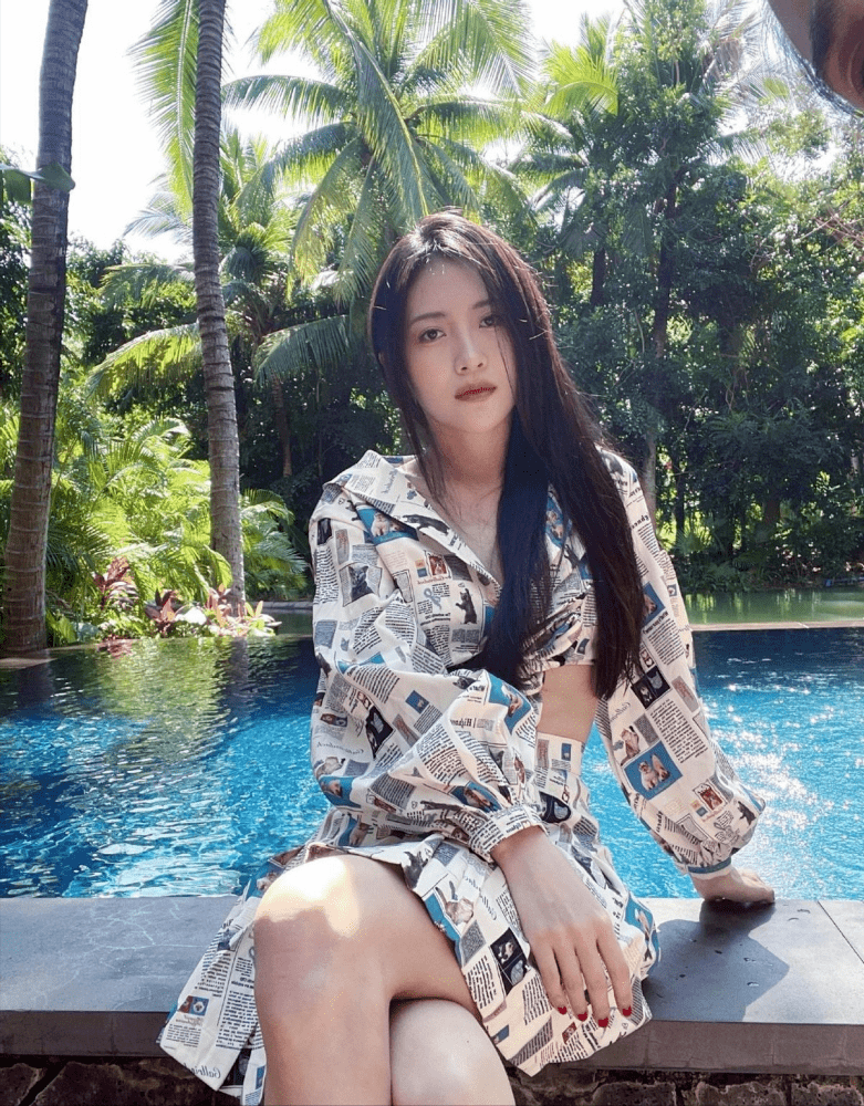 包文婧穿卡通小套裙真嫩，母女二人似姐妹