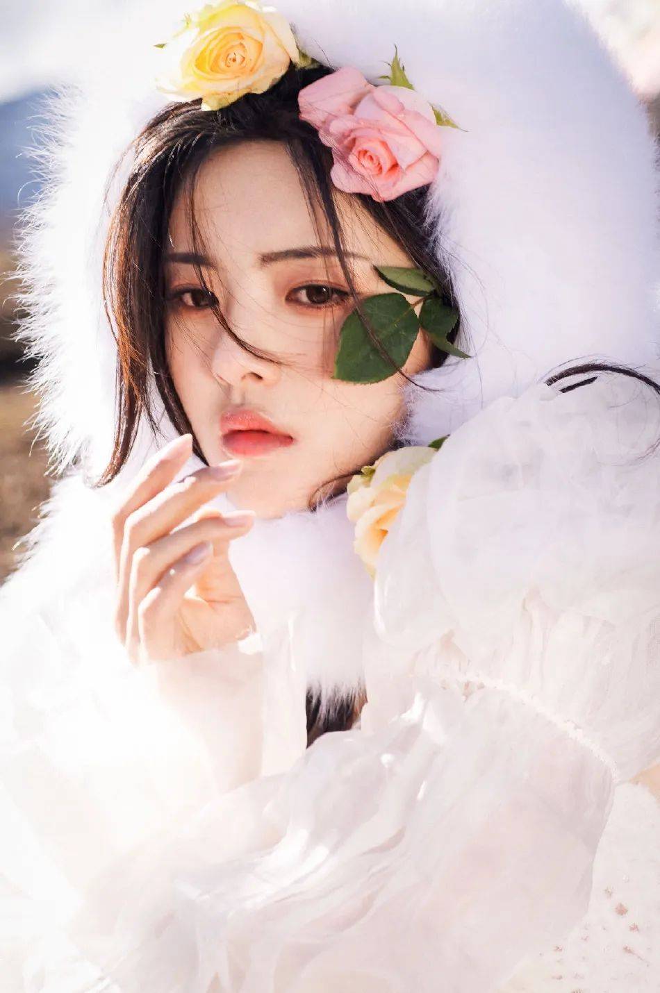 杨超越荒野玫瑰写真又美又仙!雪肤玉貌太惊艳动人