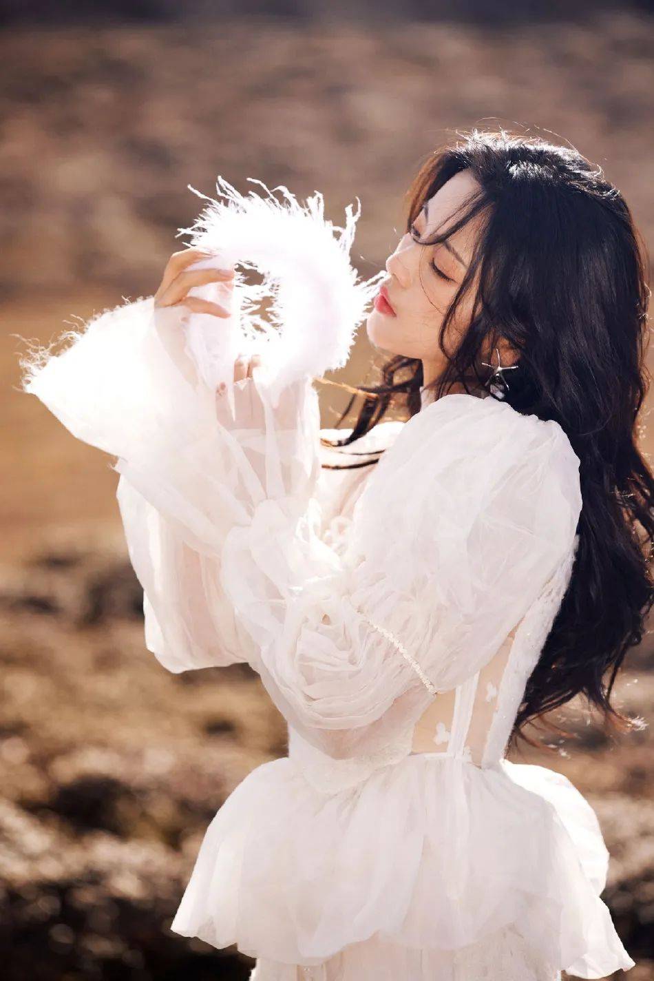 杨超越荒野玫瑰写真又美又仙!雪肤玉貌太惊艳动人