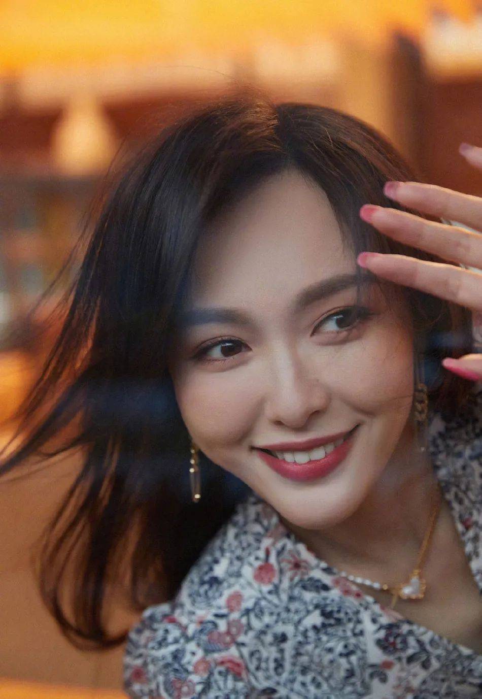 唐嫣穿泡泡袖碎花裙优雅甜美！温婉大方女人味十足 时尚 第2张
