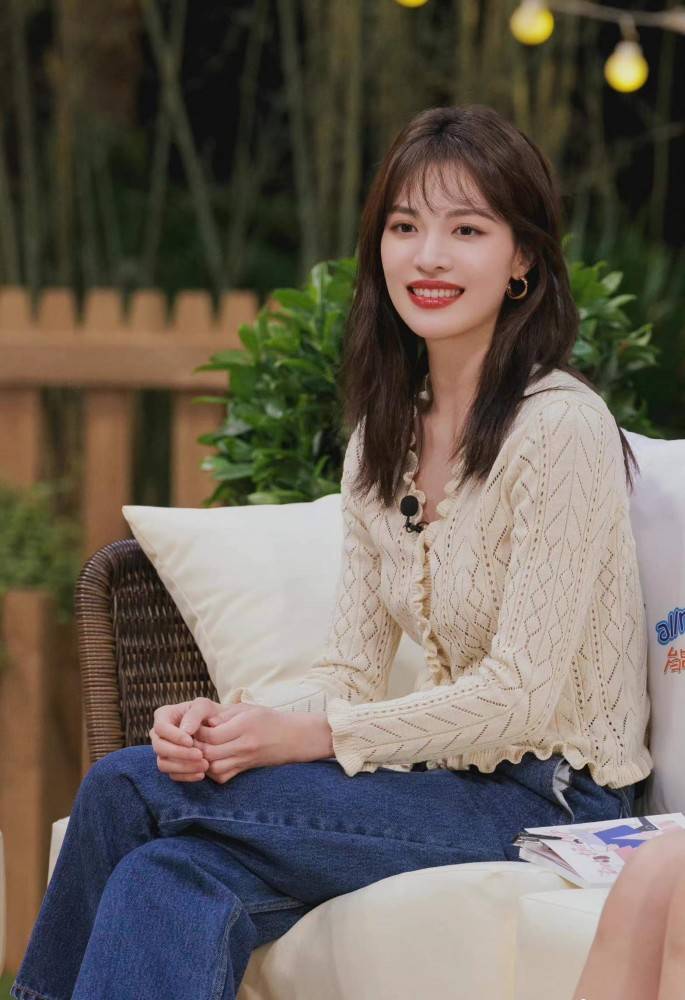 钟楚曦“法式刘海”自带浪漫感,甜美得像邻家姐姐