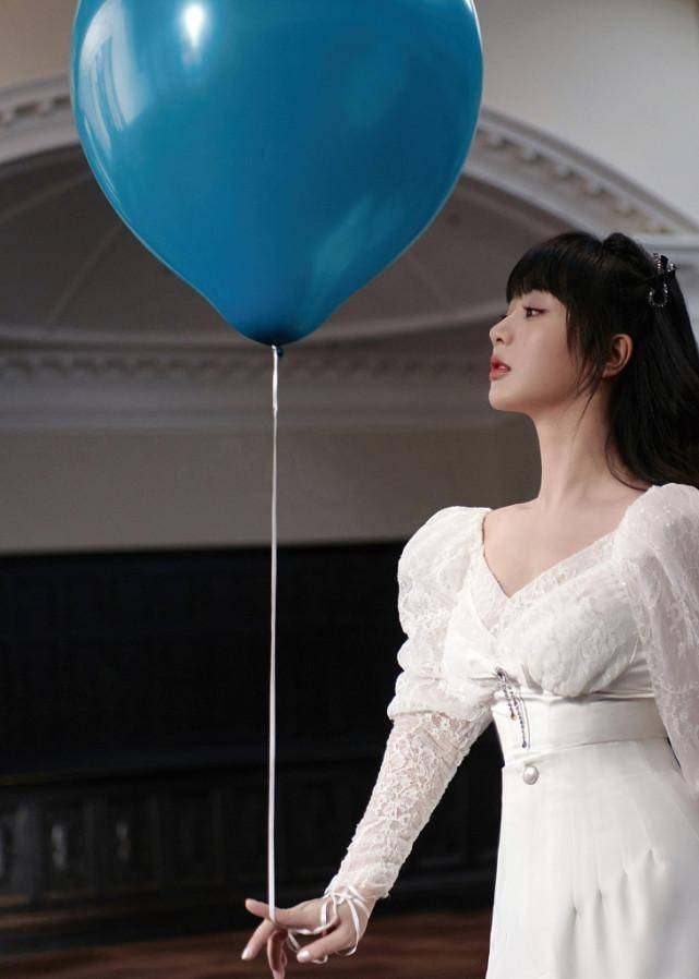 杨紫泡泡袖裙显出清纯少女味,气质太好了