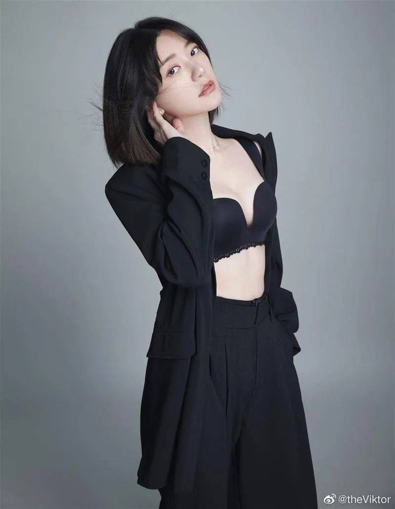 郭雪芙性感美图大秀傲人事业线！魔鬼身材太火辣了