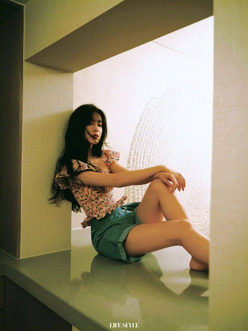 孟子义时尚写真大秀白皙长腿，美得不可方物！