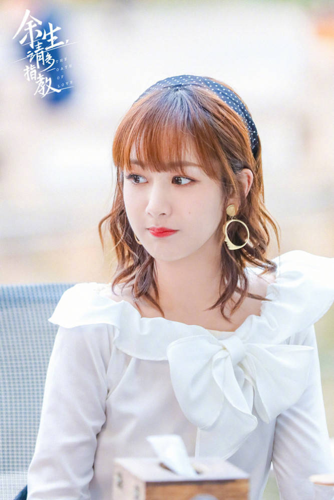 杨紫穿蝴蝶结上衣戴发箍在线求约会妆容,入戏太深太可爱