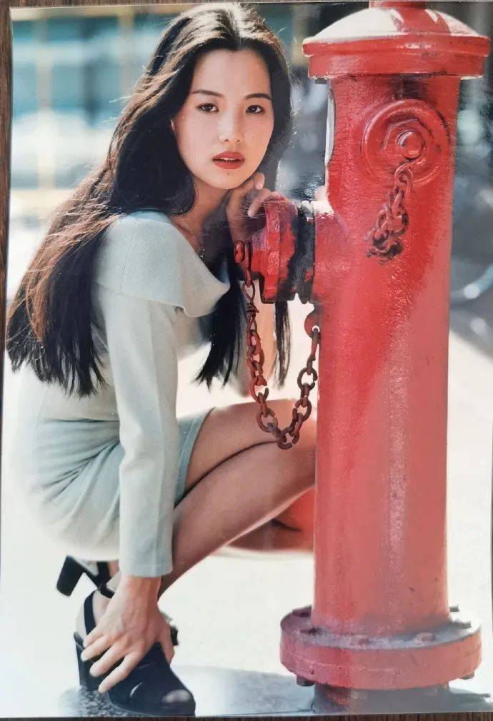 柏林影后咏梅晒旧照大秀长腿!肤白貌美太性感妖艳