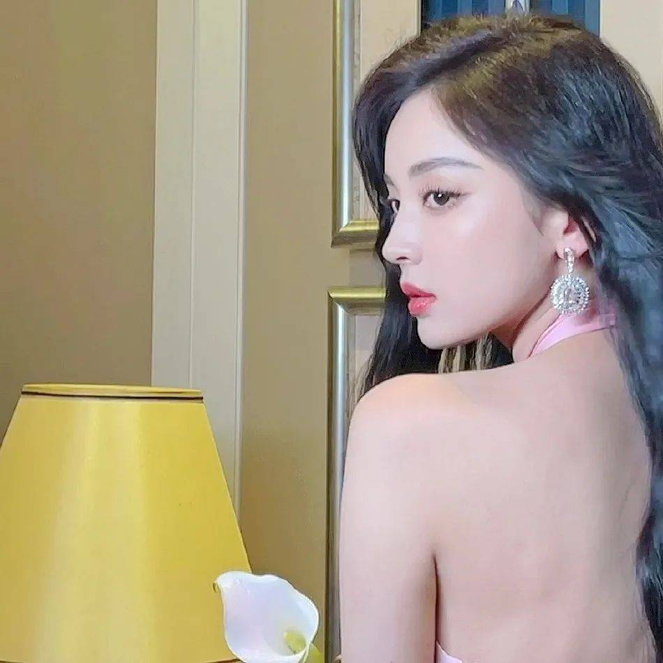 古力娜扎写真太漂亮！肤白貌美大秀美背太性感火辣