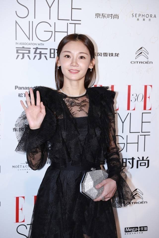 苗苗梳丸子头穿白色蕾丝裙，仙气飘飘太甜了 时尚 第6张