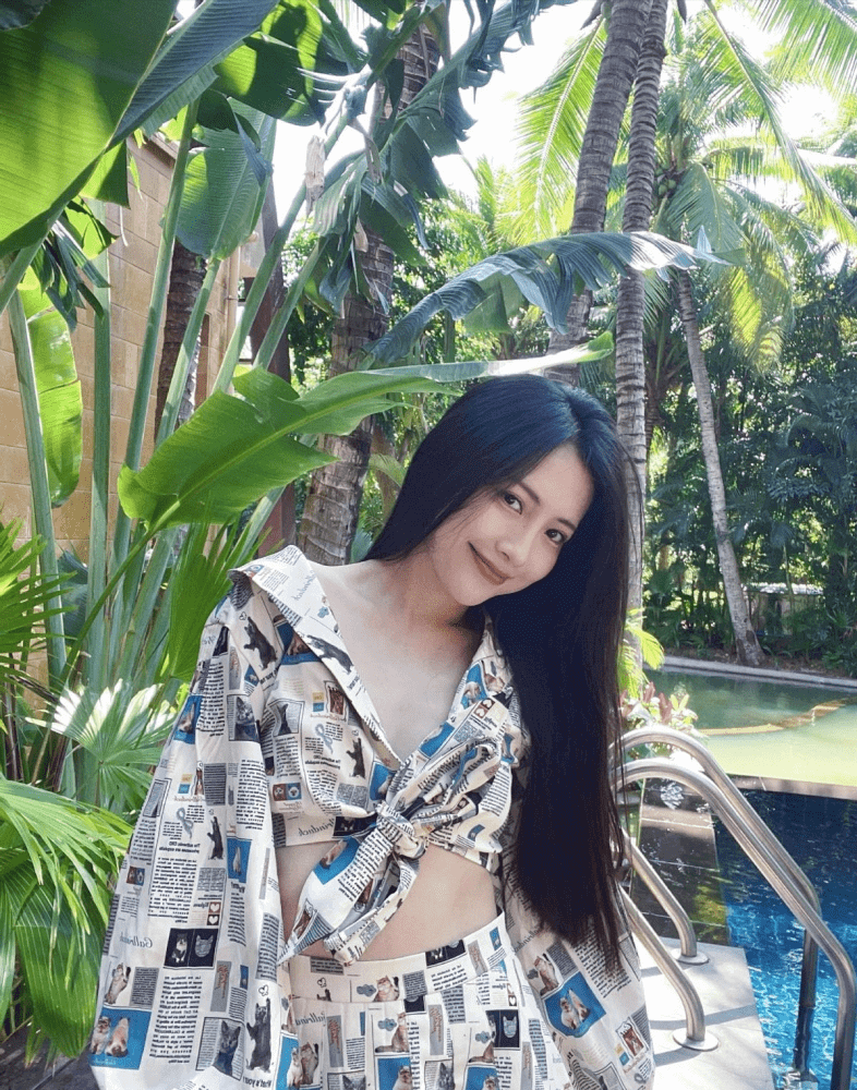 包文婧穿卡通小套裙真嫩，母女二人似姐妹