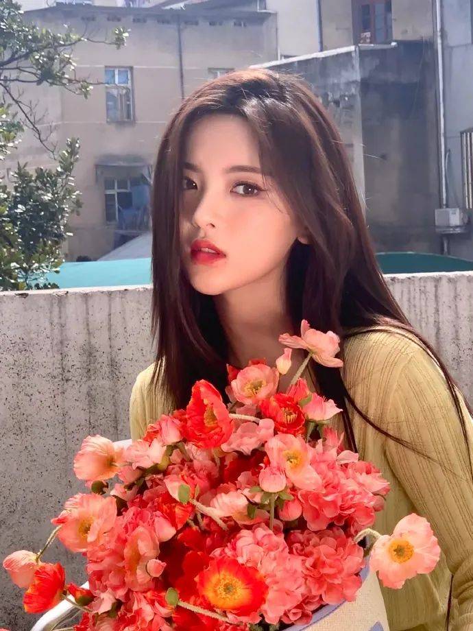 杨超越穿鹅黄色上衣超美！白皙天鹅颈明艳动人