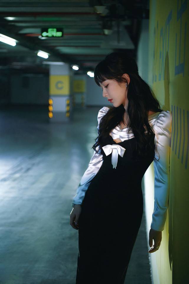 杨紫“女王”造型太惊艳，穿拼色开叉裙露出大长腿好撩人 时尚 第4张