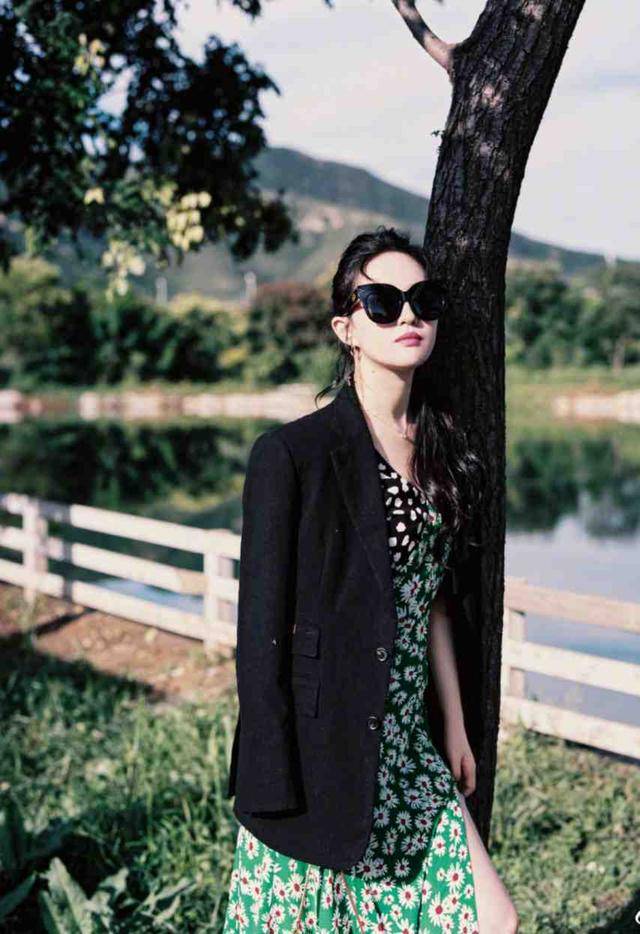 刘亦菲拼接碎花裙穿出大牌范，一般人驾驭不了