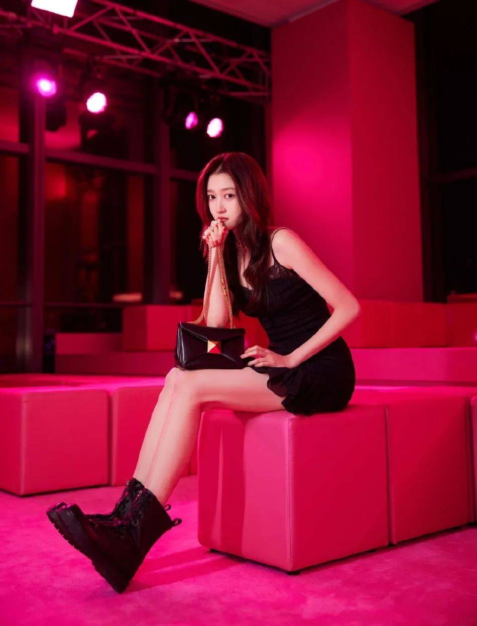 关晓彤穿高开衩长裙秀白皙美腿！雪肤玉貌太性感撩人