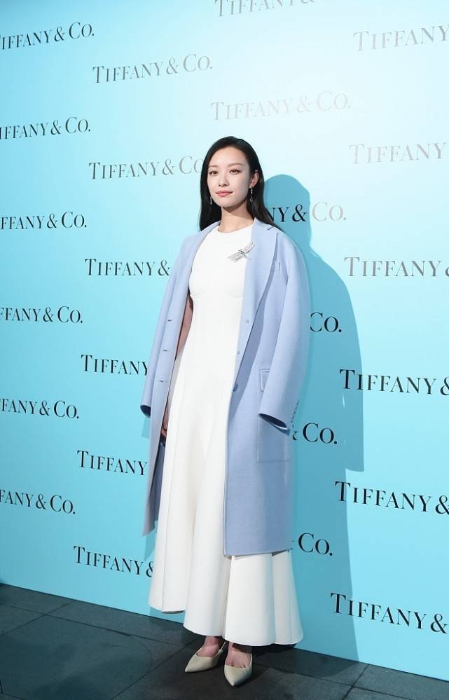 倪妮穿浅蓝色毛呢大衣温柔又淑女，看着真嫩