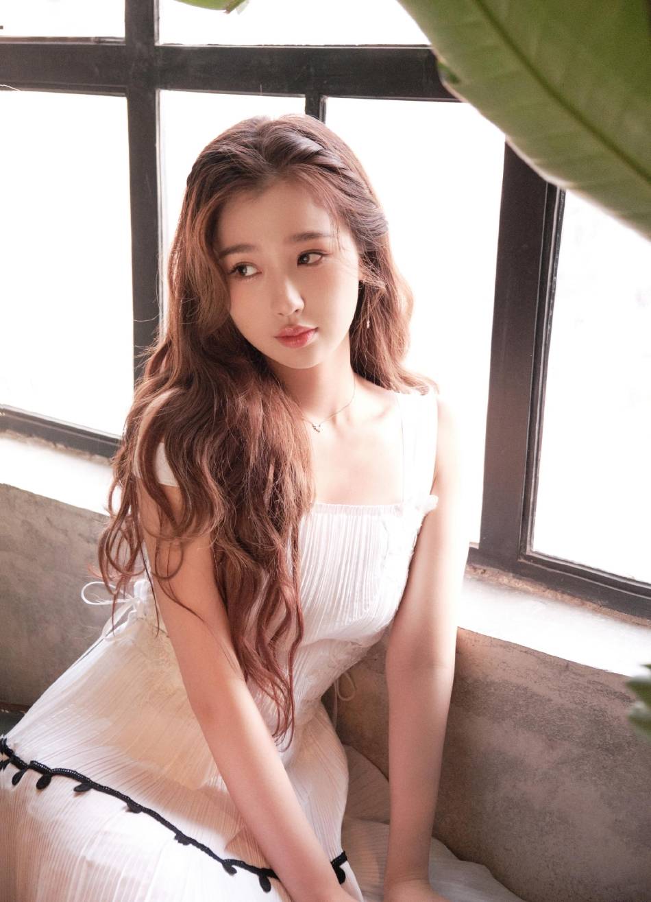 虞书欣穿白色长裙温柔甜美!青春靓丽美的令人心动