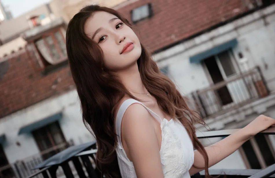 虞书欣穿白色长裙温柔甜美!青春靓丽美的令人心动