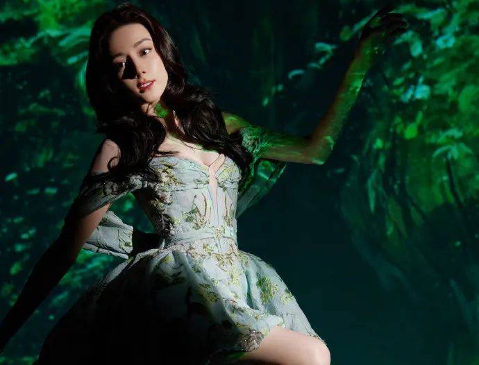 迪丽热巴穿抹胸刺绣泡泡裙大秀白皙香肩!