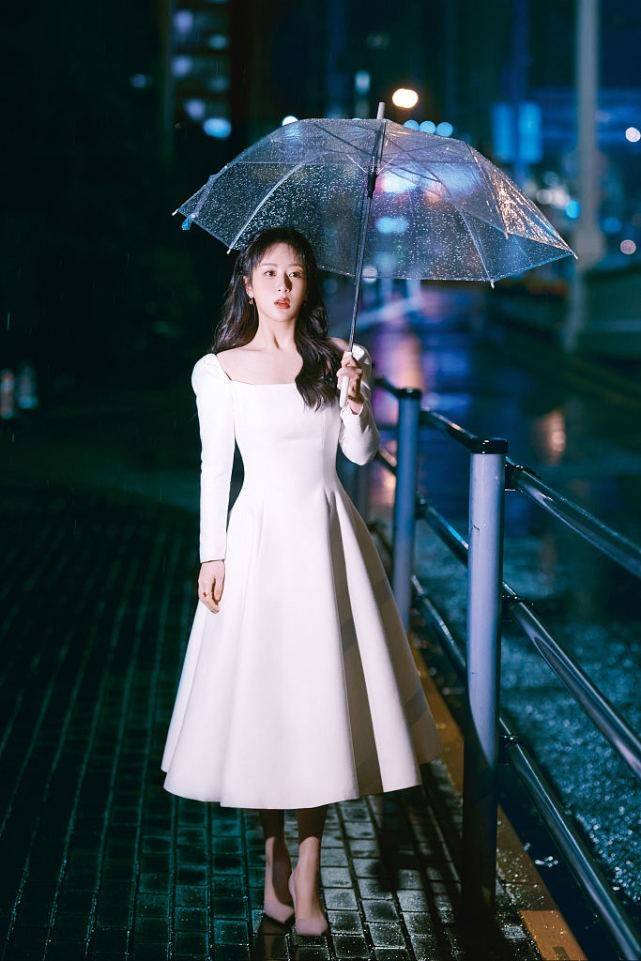 杨紫“女王”造型太惊艳，穿拼色开叉裙露出大长腿好撩人 时尚 第2张