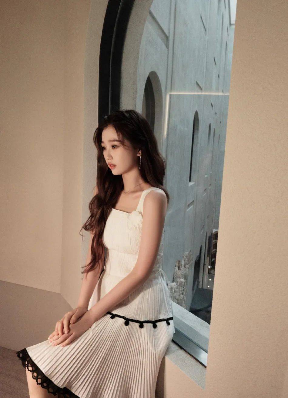 虞书欣穿白色长裙温柔甜美!青春靓丽美的令人心动