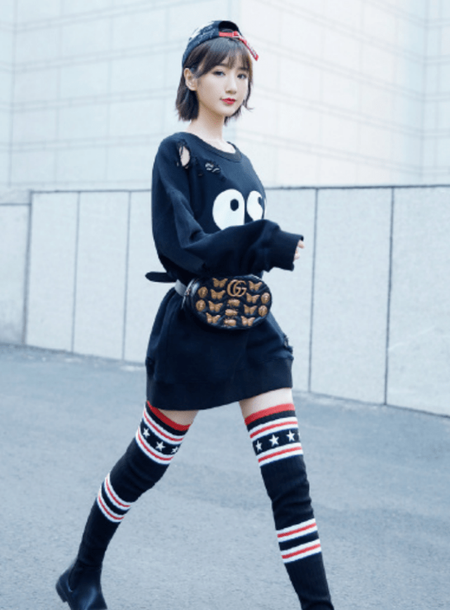 毛晓彤把长筒袜当裤子穿，却还能有“电线”效果的，太美了