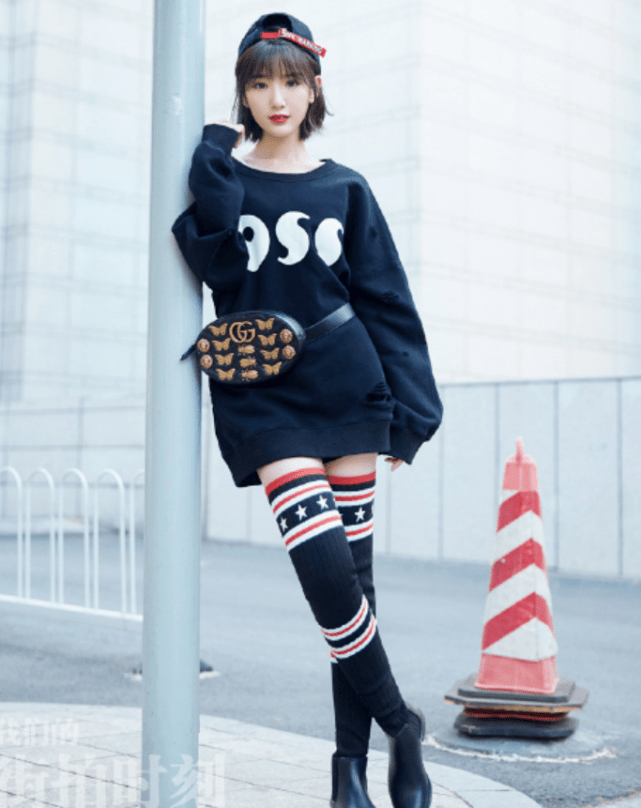 毛晓彤把长筒袜当裤子穿，却还能有“电线”效果的，太美了