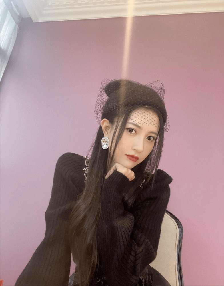 包文婧穿卡通小套裙真嫩，母女二人似姐妹