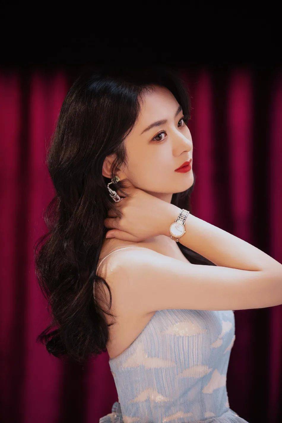 赵丽颖穿蓝色抹胸连衣裙！清丽脱俗美艳动人