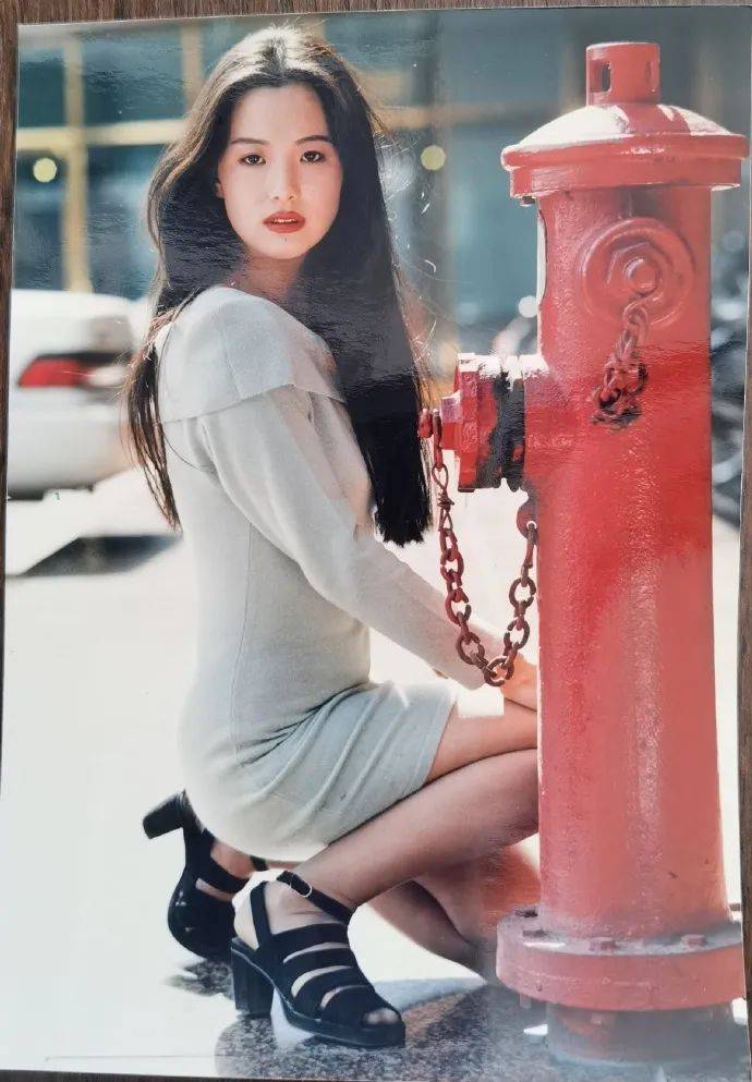 柏林影后咏梅晒旧照大秀长腿!肤白貌美太性感妖艳