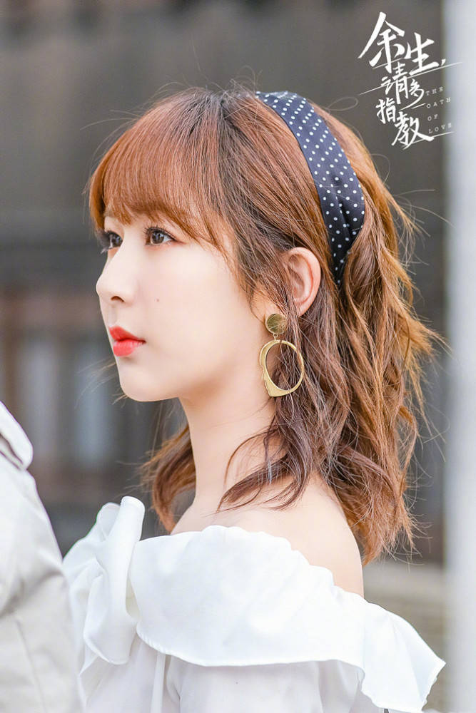 杨紫穿蝴蝶结上衣戴发箍在线求约会妆容,入戏太深太可爱