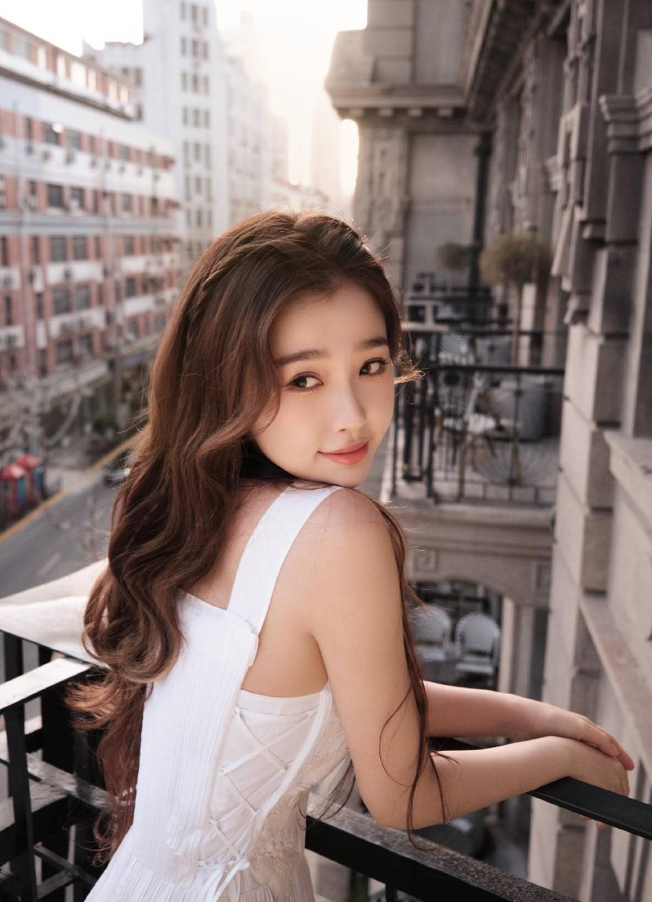 虞书欣穿白色长裙温柔甜美!青春靓丽美的令人心动