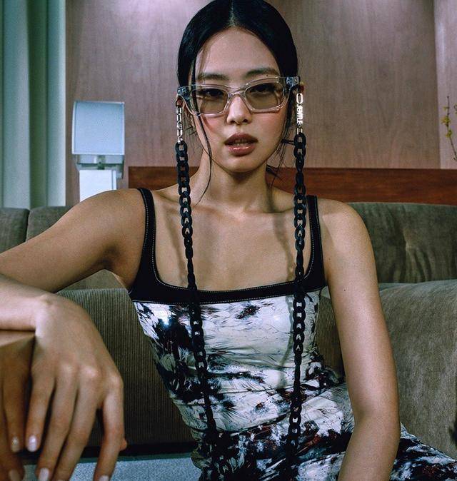 Jennie穿背带紧身裙出镜，秀直角肩优雅迷人