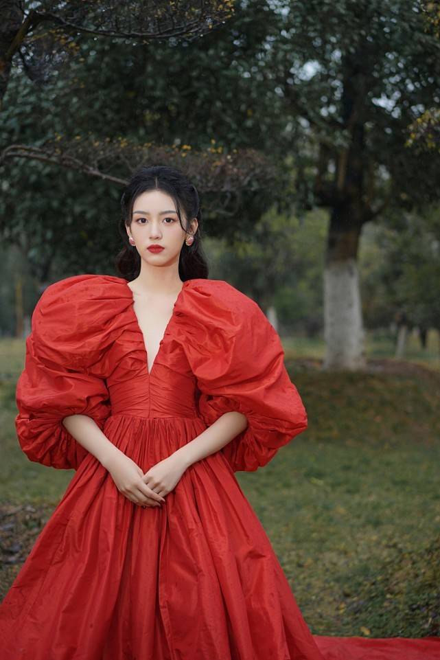 周也穿白T恤配百褶裙，十分清纯打扮像青春美少女 时尚 第8张